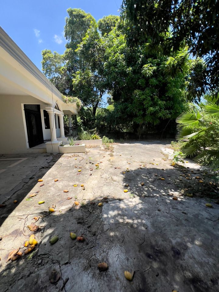 CASA, CON AMPLIO TERRENO EN GURABO SANTIAGO.